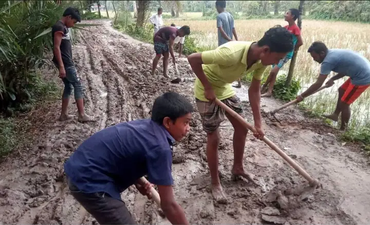 আদমদীঘিতে সেচ্ছাশ্রমে রাস্তার পানি-কাদা অপসারণ