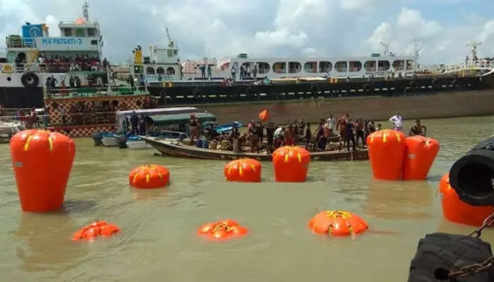 বুড়িগঙ্গায় লঞ্চডুবি ॥ দ্বিতীয় দিনের উদ্ধার অভিযান চলছে