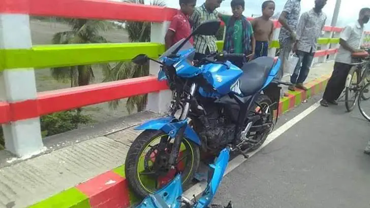 ফাঁকা ব্রিজে মোটরসাইকেল দুর্ঘটনায় প্রাণ গেল যুবকের ফাঁকা ব্রিজে মোটরসাইকেল দুর্ঘটনায় প্রাণ গেল যুবকের