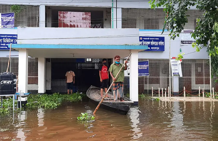 জামালপুরের দেওয়ানগঞ্জ ইউএনও অফিসে বন্যার পানি