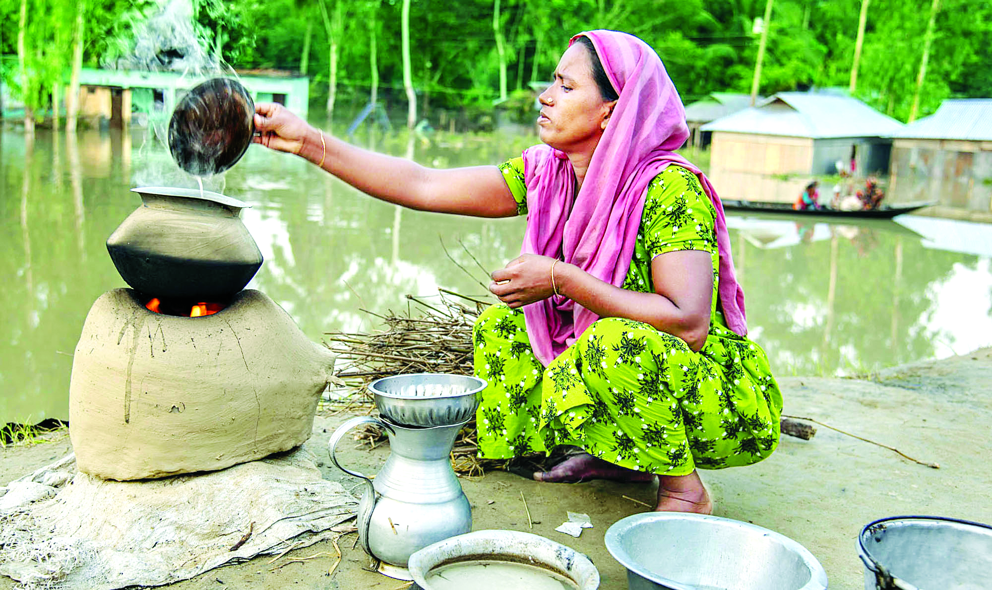 উত্তরে বন্যা পরিস্থিতি স্থিতিশীল, মধ্যাঞ্চলে অবনতি