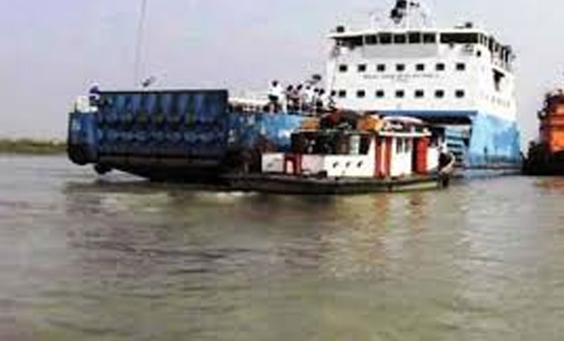 পদ্মায় তীব্র স্রোতে ফেরি চলাচল ব্যাহত পদ্মায় তীব্র স্রোতে ফেরি চলাচল ব্যাহত