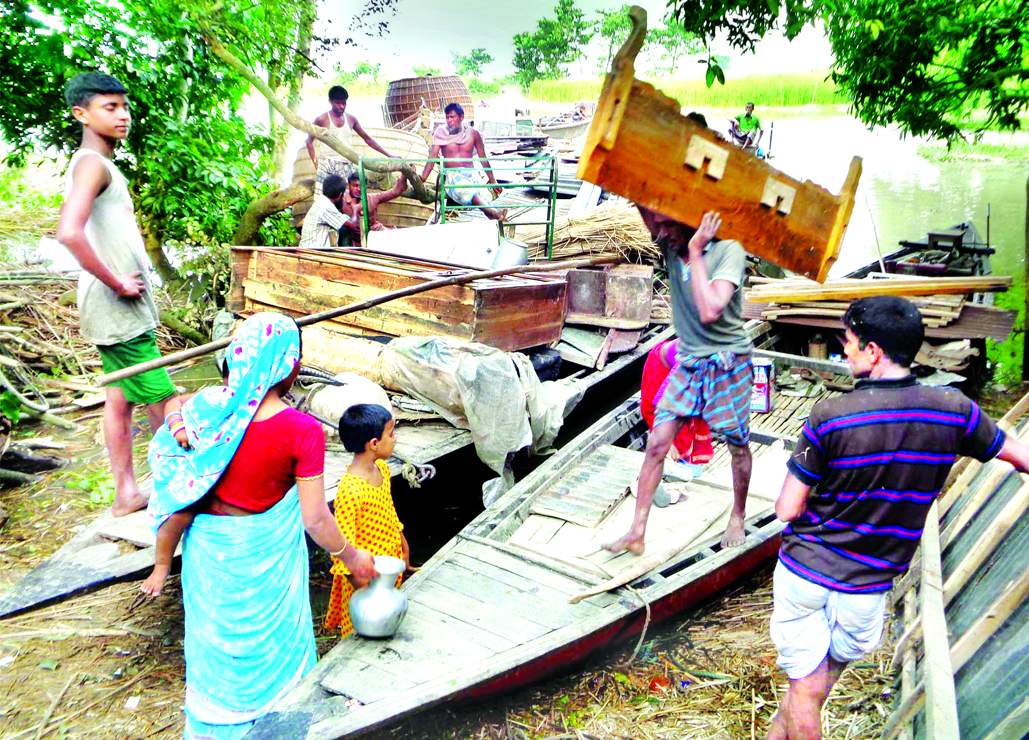 করোনার মধ্যে বন্যা মোকাবেলায় মানুষ হিমশিম