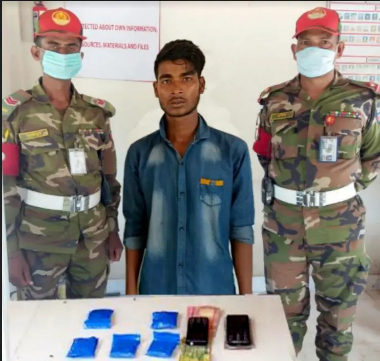 মিলিটারি পুলিশের হাতে ইয়াবাসহ কারবারি আটক মিলিটারি পুলিশের হাতে ইয়াবাসহ কারবারি আটক