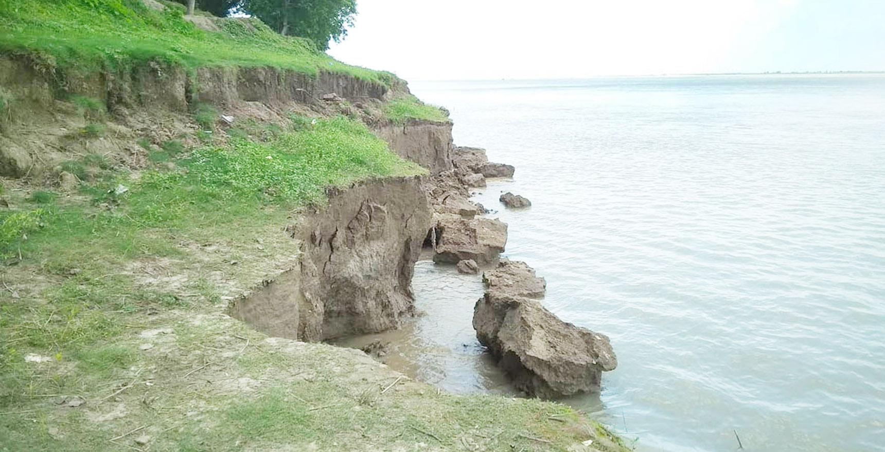 পদ্মায় পানির সঙ্গে পাল্লা দিয়ে বাড়ছে ভাঙ্গন