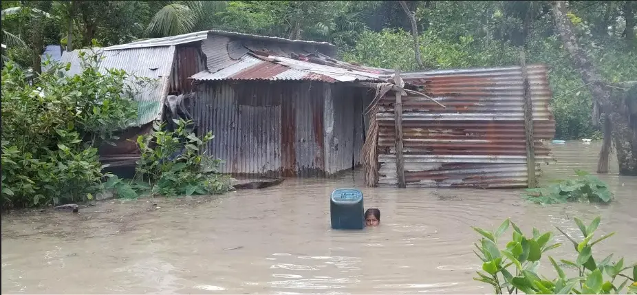পূর্ণিমার জোয়ারে বিস্তীর্ণ এলাকা প্লাবিত পূর্ণিমার জোয়ারে বিস্তীর্ণ এলাকা প্লাবিত