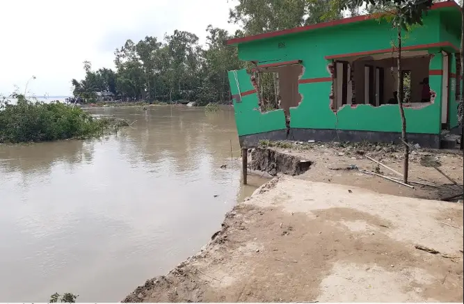 টাঙ্গাইলের কালিহাতীর বেলটিয়ায় ৩০টি ঘর যমুনার পেটে টাঙ্গাইলের কালিহাতীর বেলটিয়ায় ৩০টি ঘর যমুনার পেটে
