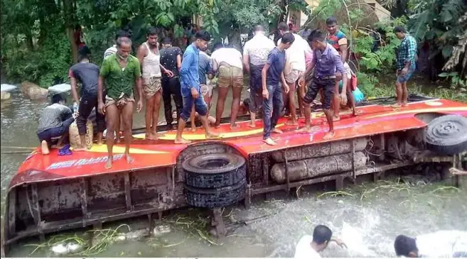 পলাশবাড়িতে যাত্রীবাহী বাস উল্টে ২০ জন আহত