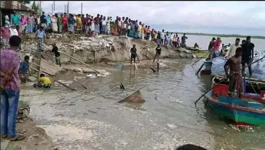 শরীয়তপুরের ভেদরগঞ্জের তারাবুনিয়ায় ১৩ দোকান নদীগর্ভে বিলীন