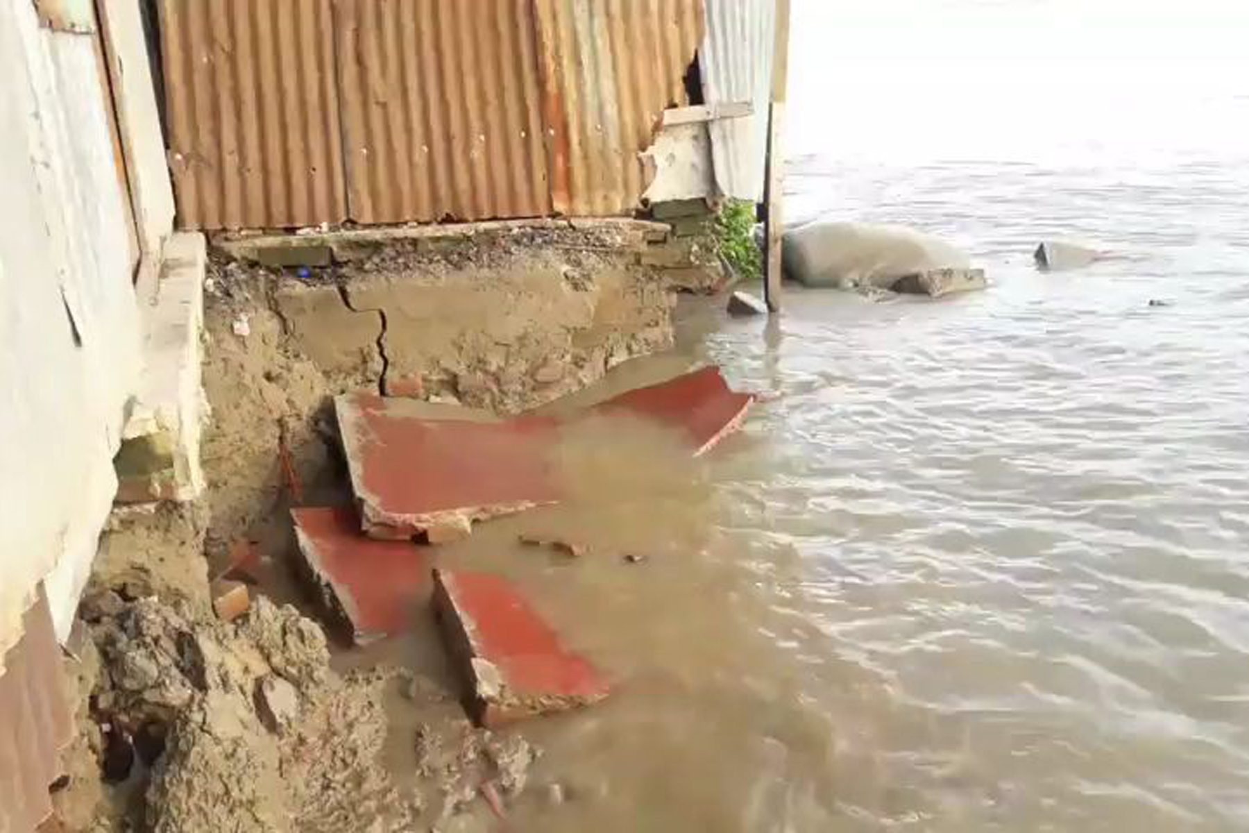 চাঁদপুর শহর রক্ষা বাধে ফাঁটল, ৮ পরিবার চরম আতংকে