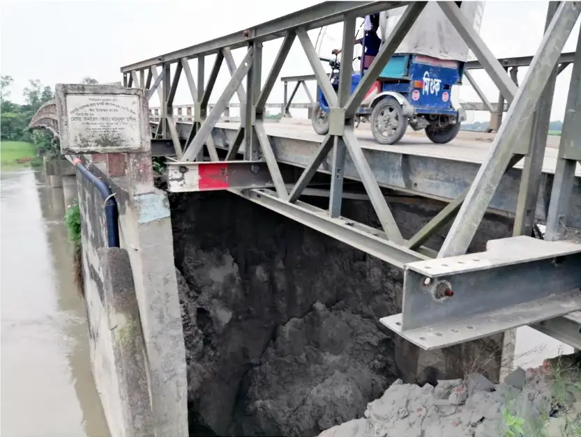 টাঙ্গাইলের চারাবাড়ি সেতুতে ঝুঁকি নিয়ে লক্ষাধিক মানুষের চলাচল