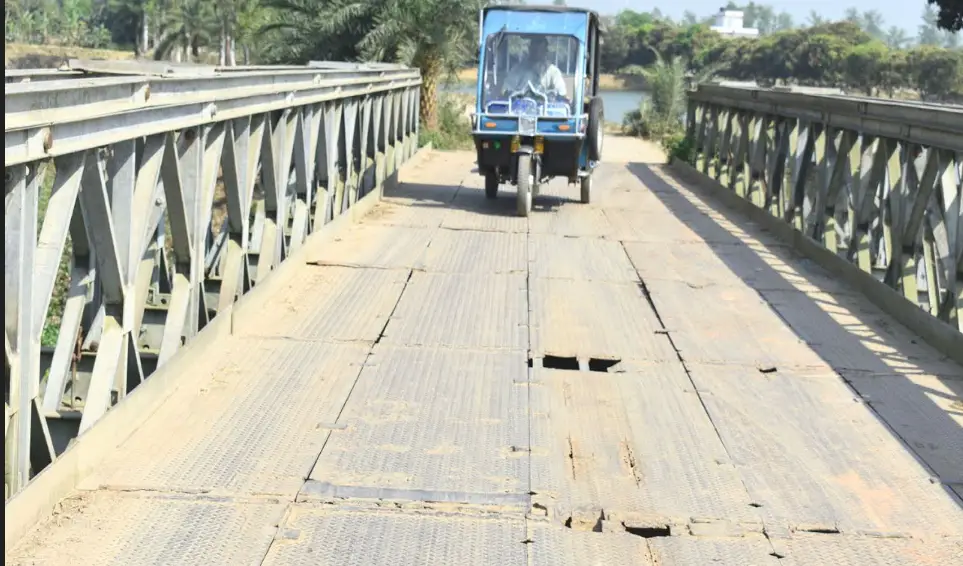 আদমদীঘিতে ঝুঁকিপূর্ণ বেইলি ব্রিজে চলাচল