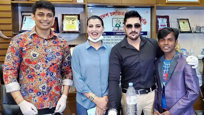 জায়েদ-হিরো আলমের দ্বন্দ্ব মেটালেন অনন্ত-বর্ষা জায়েদ-হিরো আলমের দ্বন্দ্ব মেটালেন অনন্ত-বর্ষা