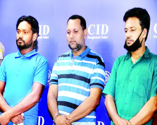 নারী পাচার চক্রের হোতা আজম খান দুই সহযোগীসহ গ্রেফতার নারী পাচার চক্রের হোতা আজম খান দুই সহযোগীসহ গ্রেফতার