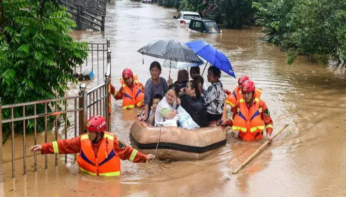 চীনে বন্যায় ১৪১ প্রাণহানির শঙ্কা ॥ সতর্কতা জারি