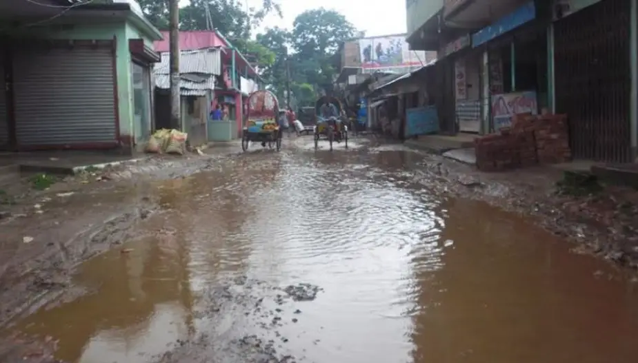 ইন্দুরকানী বাজারের চলাচলের রাস্তার বেহাল অবস্থা