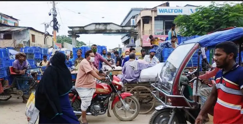 সাপাহারে রাস্তার দুই পাশে আমের বাজার, যানজট