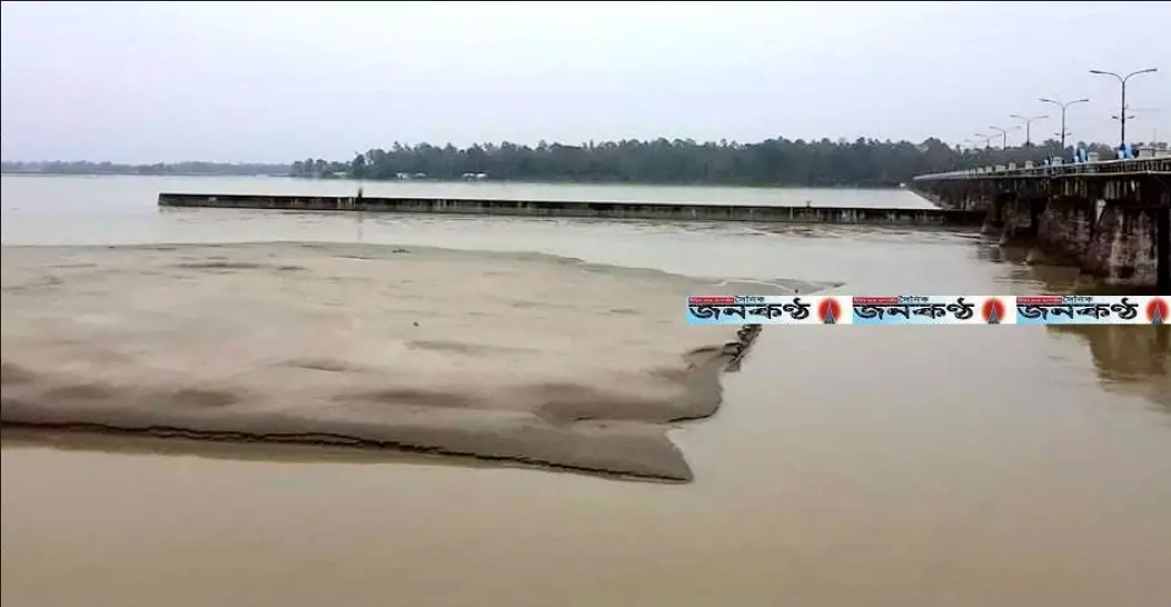 নদীর গর্জন কমে তিস্তা ব্যারাজের সামনে বালুর চর নদীর গর্জন কমে তিস্তা ব্যারাজের সামনে বালুর চর