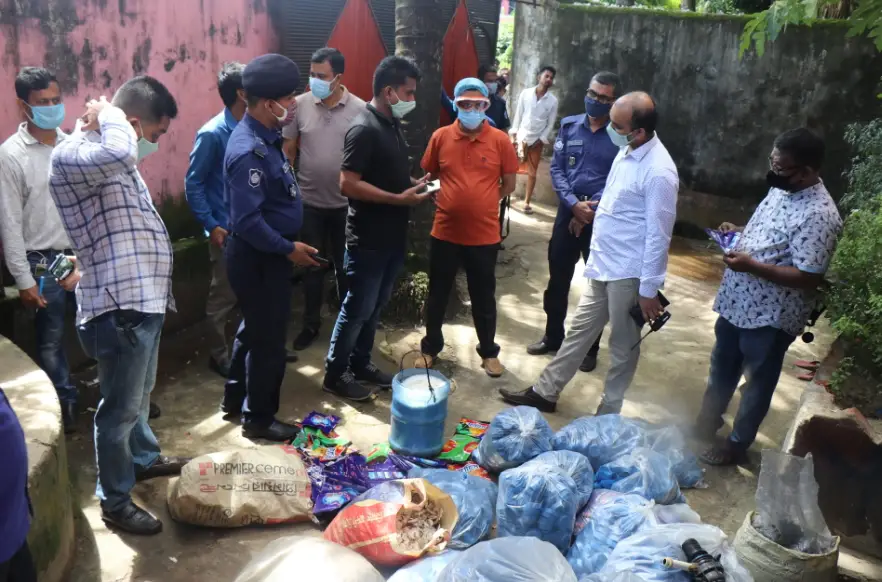 সীতাকুন্ডে বিএসটিআই লেবেল লাগিয়ে ভেজাল পন্যের ব্যবসা