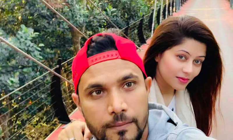 মাশরাফি করোনা নেগেটিভ; স্ত্রী সুমনা এখনও পজিটিভ মাশরাফি করোনা নেগেটিভ; স্ত্রী সুমনা এখনও পজিটিভ