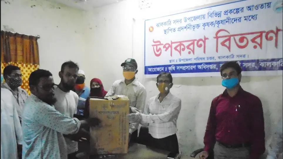 ঝালকাঠিতে চাষিদের মধ্যে কৃষি উপকরণ বিতরণ ঝালকাঠিতে চাষিদের মধ্যে কৃষি উপকরণ বিতরণ
