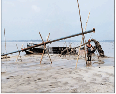 চাঁপাইয়ে ইজারা নিয়ে বালু উত্তোলন রাজশাহীতে