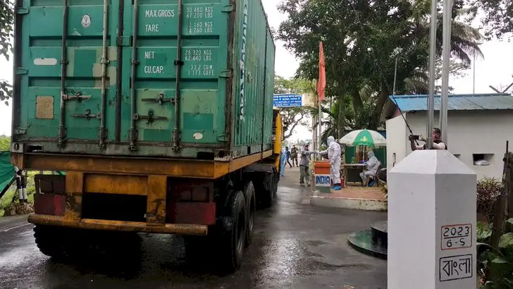 আখাউড়া হয়ে ট্রানজিটের প্রথম চালান গেলো ভারতে আখাউড়া হয়ে ট্রানজিটের প্রথম চালান গেলো ভারতে