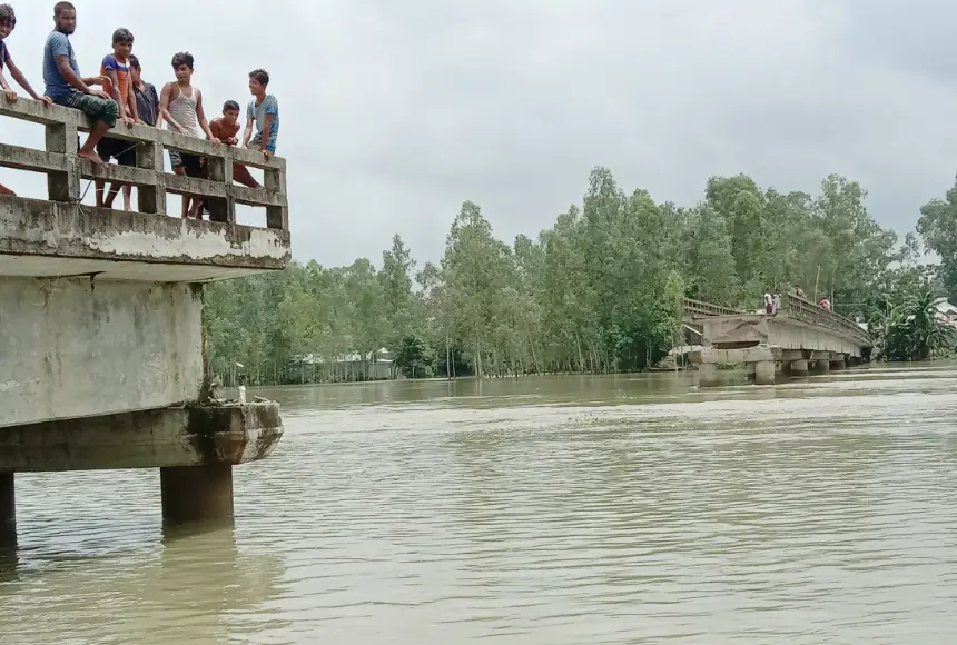 জামালপুরে সেতুর পিলার দেবে ভেঙে পড়েছে ৬০ মিটার গার্ডার