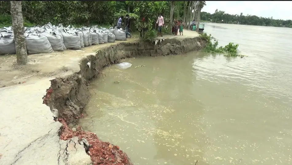 টাঙ্গাইলের শহর রক্ষা বাঁধ হুমকির মুখে টাঙ্গাইলের শহর রক্ষা বাঁধ হুমকির মুখে
