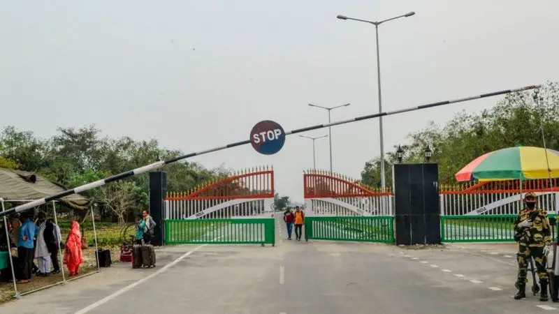 বাংলাদেশ সীমান্তে আটকা পড়েছেন কয়েক হাজার ভারতীয় বাংলাদেশ সীমান্তে আটকা পড়েছেন কয়েক হাজার ভারতীয়