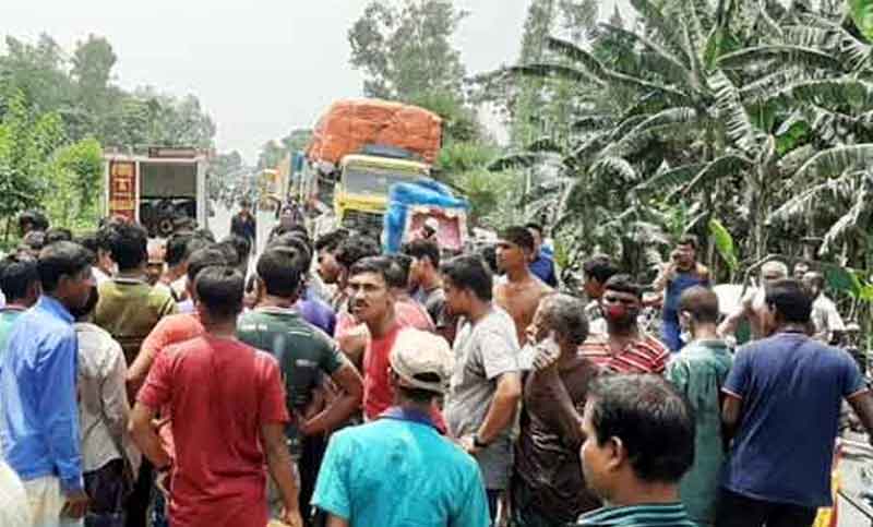 মাইক্রোবাসের চাপায় রিকশাভ্যানের ৩ যাত্রী নিহত মাইক্রোবাসের চাপায় রিকশাভ্যানের ৩ যাত্রী নিহত