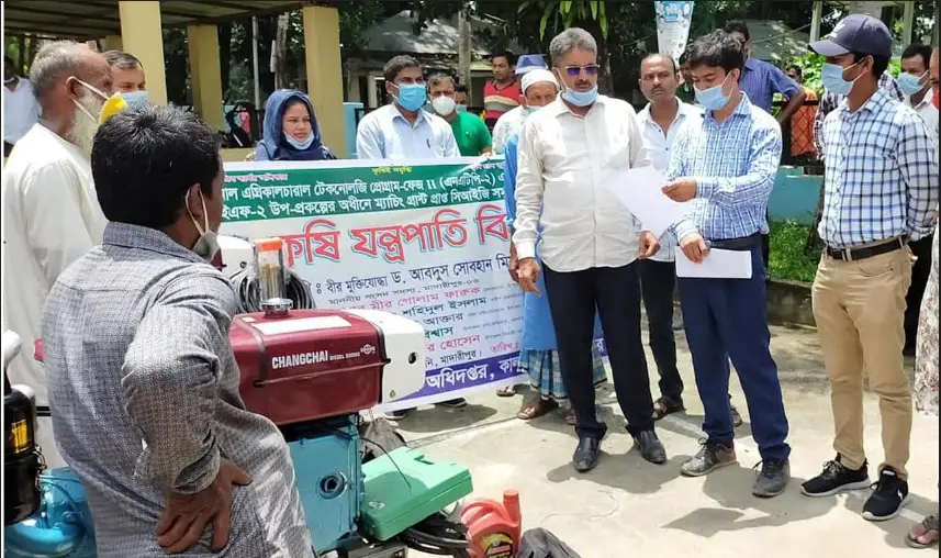 কালকিনিতে কৃষি যন্ত্রপাতি বিতরণ কালকিনিতে কৃষি যন্ত্রপাতি বিতরণ