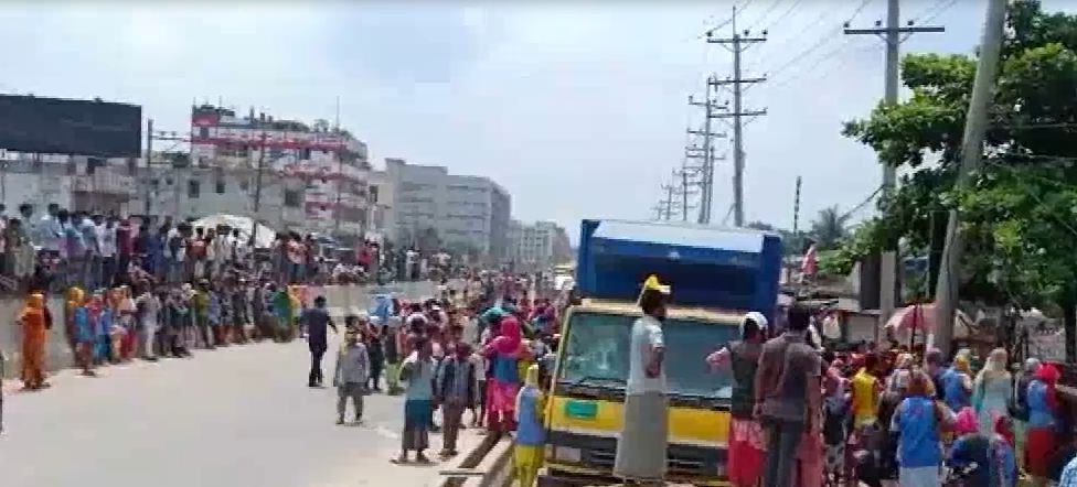 কালিয়াকৈরে ঈদের ছুটি বৃদ্ধির দাবীতে শ্রমিকদের বিক্ষোভ