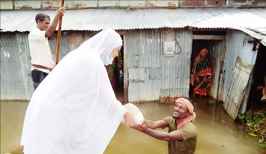 পানিবন্দি অসহায় মানুষের পাশে সাবেক এমপি কেয়া চৌধুরী