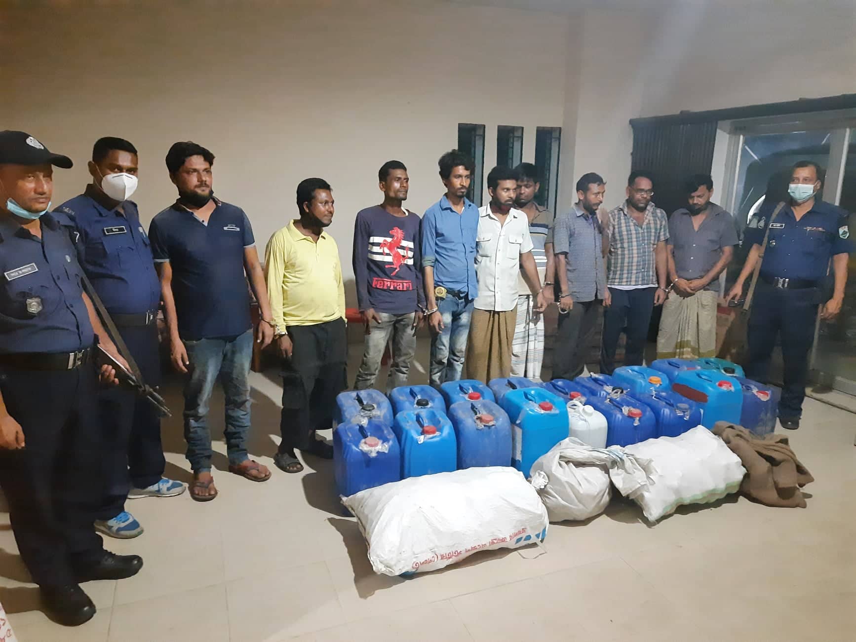 ঈশ্বরদীতে ১২’শ লিটার দেশীয় মদসহ নয়জন ব্যবসায়ী গ্রেফতার ঈশ্বরদীতে ১২’শ লিটার দেশীয় মদসহ নয়জন ব্যবসায়ী গ্রেফতার