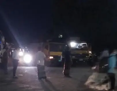 রাতেও যানবাহনের চাপ কমেনি পাটুরিয়া ঘাটে রাতেও যানবাহনের চাপ কমেনি পাটুরিয়া ঘাটে