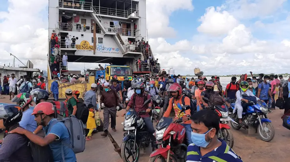 কাঁঠালবাড়ি-শিমুলিয়া নৌপথ করোনার ঝুঁকি নিয়েই ঈদে ঘরে ফিরছে