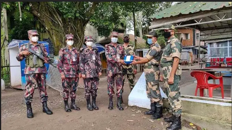 ঈদুল আজহা উপলক্ষে দিনাজপুরে বিএসএফকে বিজিবির মিষ্টি উপহার ঈদুল আজহা উপলক্ষে দিনাজপুরে বিএসএফকে বিজিবির মিষ্টি উপহার