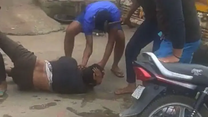 ভারতে পুলিশের সামনেই চালককে হাতুড়ি পেটা করল গোরক্ষকরা ভারতে পুলিশের সামনেই চালককে হাতুড়ি পেটা করল গোরক্ষকরা