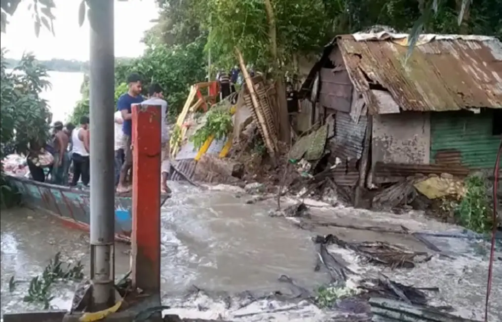 মাদারীপুর শহর রক্ষা বাঁধে ভাঙ্গন মাদারীপুর শহর রক্ষা বাঁধে ভাঙ্গন