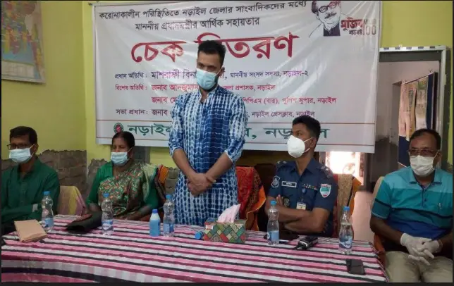 সাংবাদিকদের চেক হস্থান্তর করলেন মাশরাফি সাংবাদিকদের চেক হস্থান্তর করলেন মাশরাফি