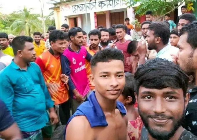 কলাপাড়ায় করোনাকালে মানুষ চলাচল করছে ফ্রি-স্টাইলে