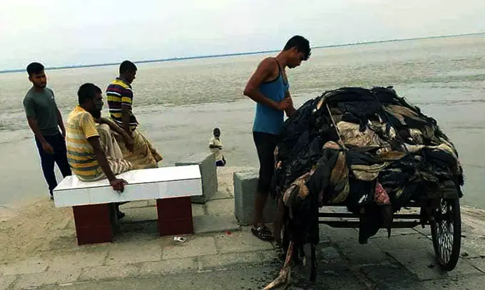 দাম না পেয়ে নদীতে চামড়া ফেললো ব্যবসায়ীরা দাম না পেয়ে নদীতে চামড়া ফেললো ব্যবসায়ীরা