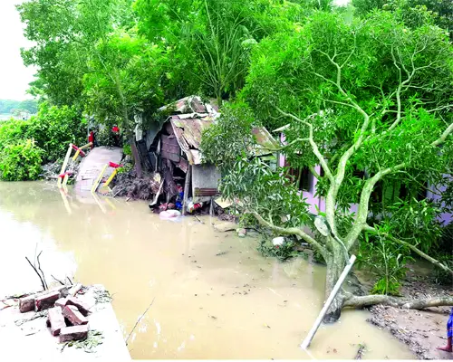 আড়িয়াল খাঁর পেটে শহররক্ষা বাঁধ ॥ হুমকিতে স্থাপনা আড়িয়াল খাঁর পেটে শহররক্ষা বাঁধ ॥ হুমকিতে স্থাপনা