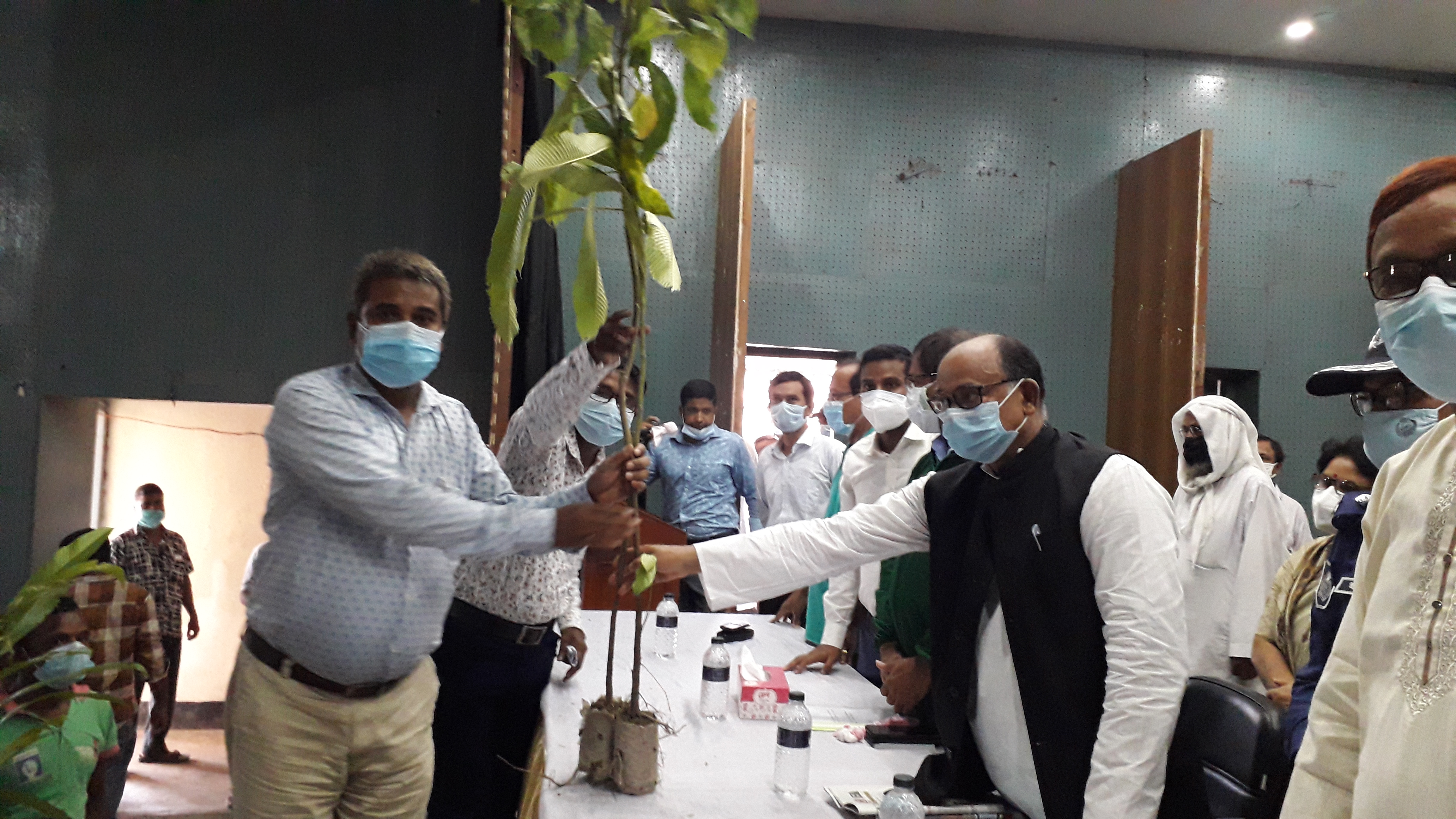আমাদের বেশী বেশী করে গাছ লাগাতে হবে : রেলপথ মন্ত্রী আমাদের বেশী বেশী করে গাছ লাগাতে হবে : রেলপথ মন্ত্রী