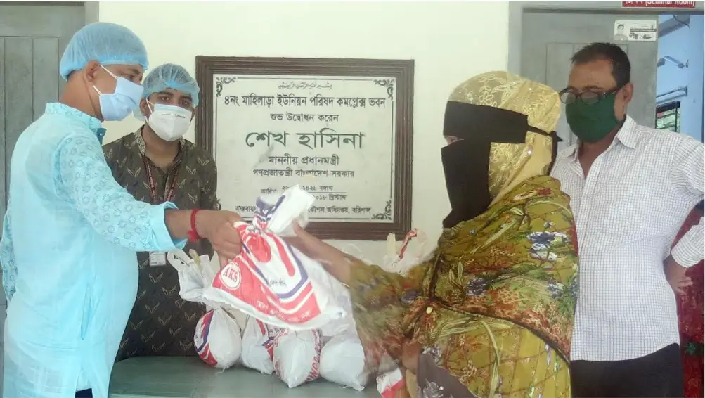 বরিশালে শিশু খাদ্য বিতরণ বরিশালে শিশু খাদ্য বিতরণ