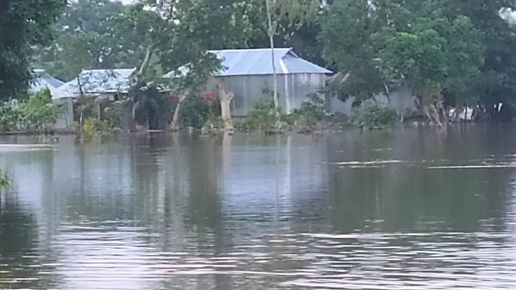 বৃষ্টি ও জোয়ারে বন্যা পরিস্থিতির অবনতি বৃষ্টি ও জোয়ারে বন্যা পরিস্থিতির অবনতি