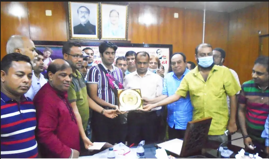 ফ্রি স্টাইল ফুটবলে বিশ্বরেকর্ড গড়লেন ঝালকাঠির জুবায়ের ফ্রি স্টাইল ফুটবলে বিশ্বরেকর্ড গড়লেন ঝালকাঠির জুবায়ের