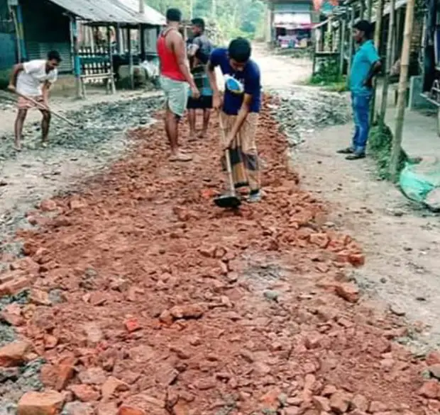 ধামইরহাটে স্বেচ্ছাশ্রমের মাধ্যমে রাস্তা মেরামত