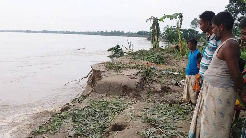 হঠাৎ করেই নদ-নদীর পানি ফের বাড়ছে হঠাৎ করেই নদ-নদীর পানি ফের বাড়ছে